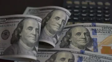 بيانات اقتصادية أمريكية.. الدولار يحافظ على مكاسبه القوية بالتداولات الأخيرة لعام 2026